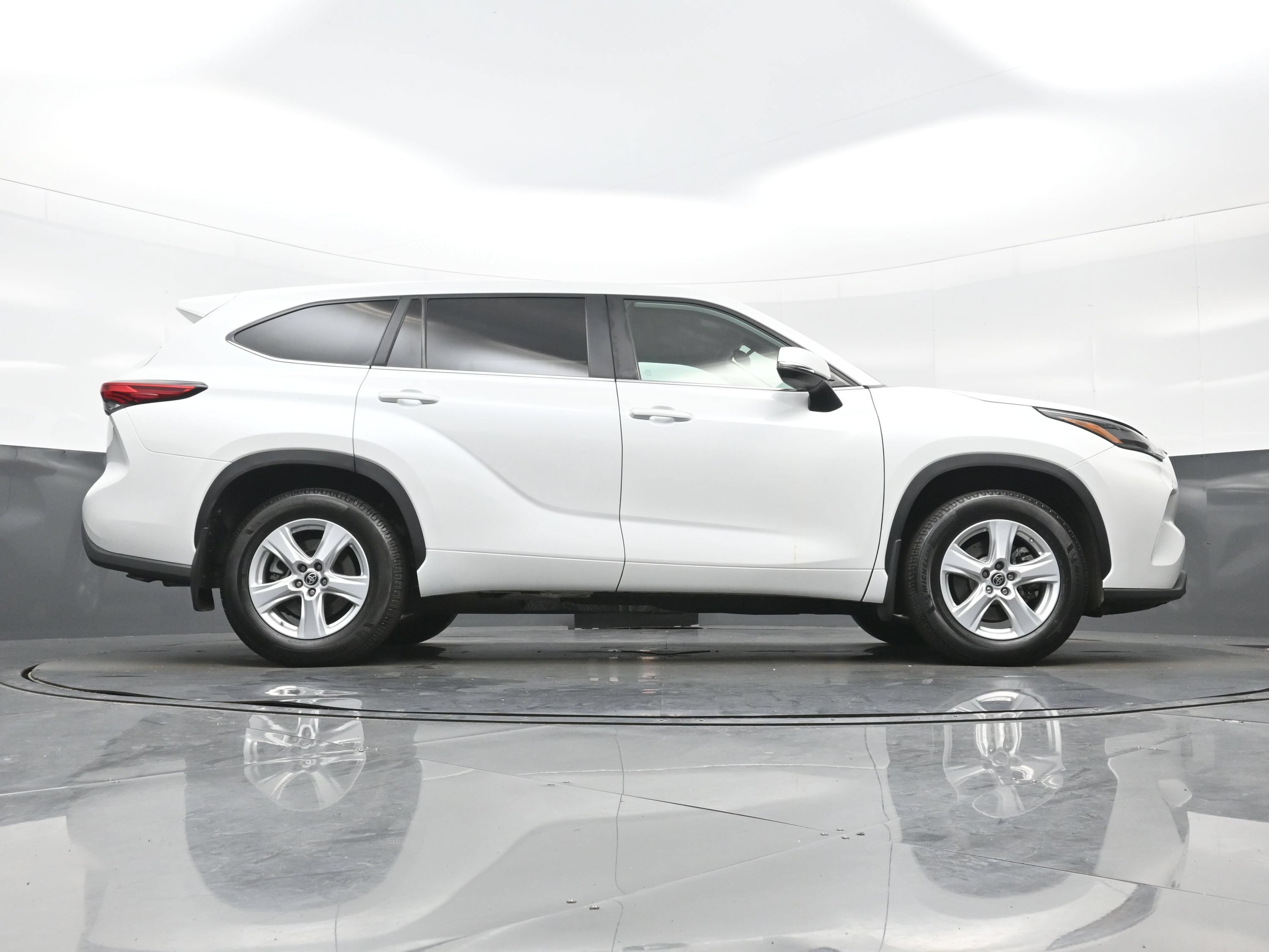 Used 2023 Toyota Highlander L AWD/4WD image 31