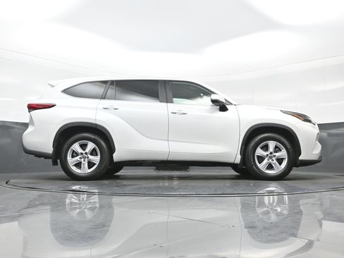 Used 2023 Toyota Highlander L AWD/4WD image 31