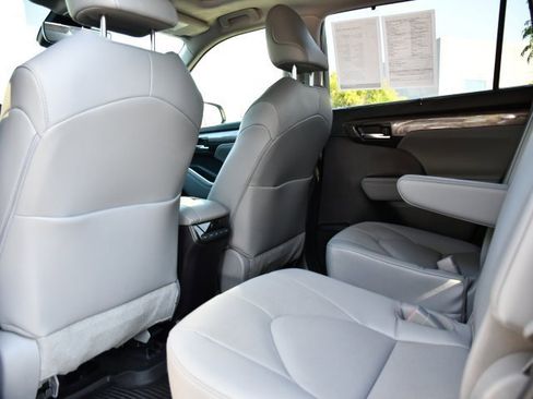 Used 2023 Toyota Highlander Limited image 21