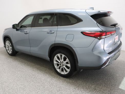 Used 2023 Toyota Highlander Limited FWD image 9