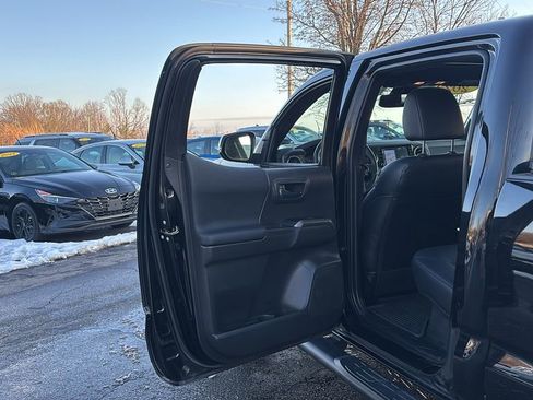 Used 2023 Toyota Tacoma TRD Sport image 28