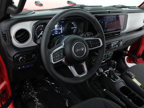 Used 2025 Jeep Wrangler Unlimited Sahara AWD/4WD image 8