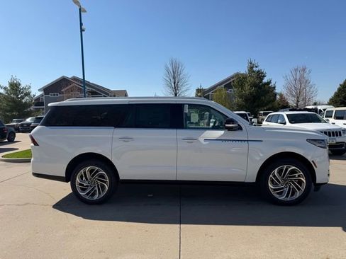 New 2026 Lincoln Navigator L Reserve AWD/4WD image 3