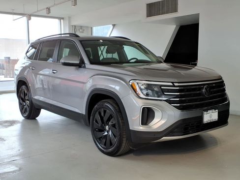 Used 2024 Volkswagen Atlas SE FWD image 3