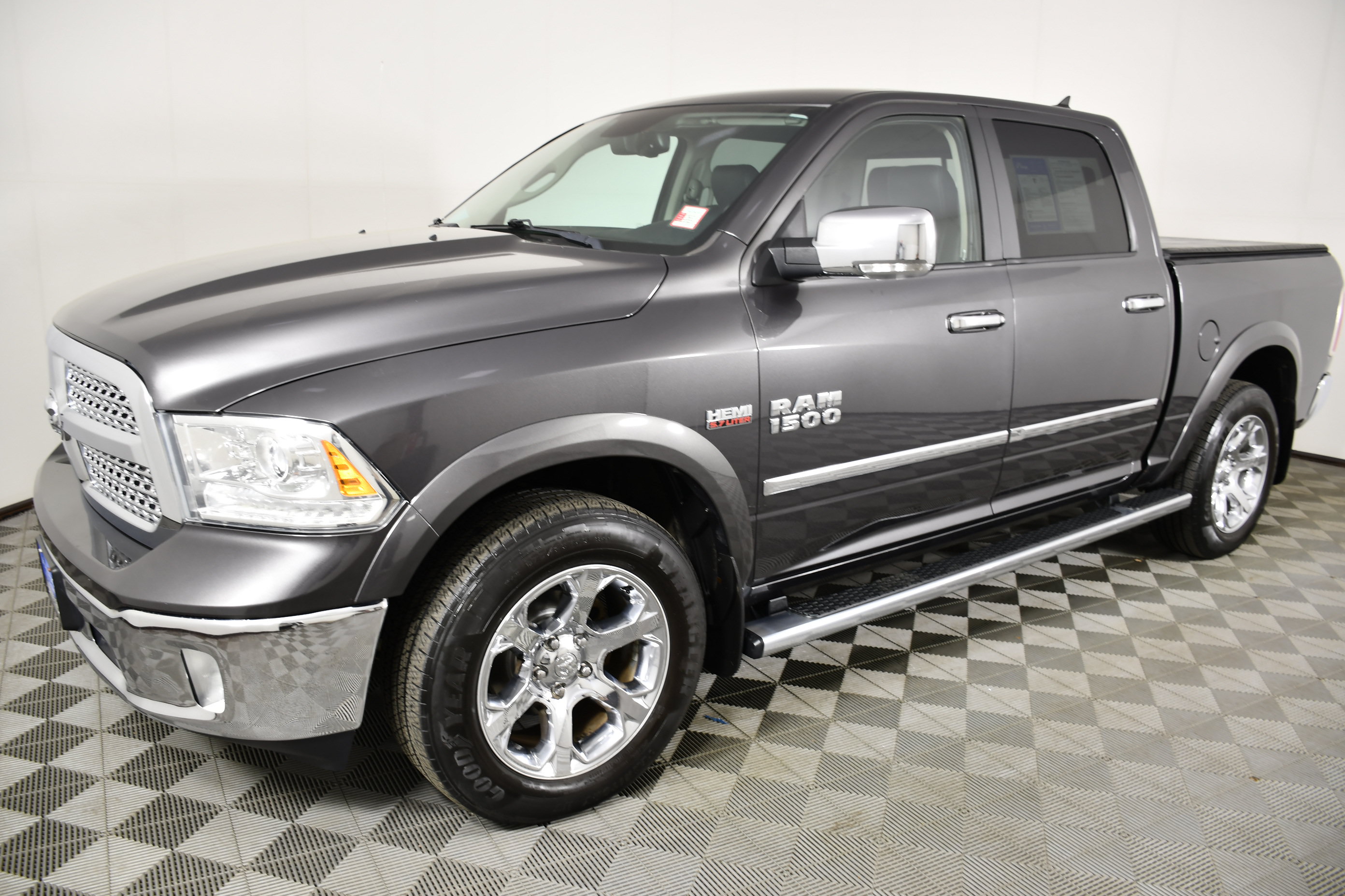 Used 2018 RAM 1500 Laramie AWD/4WD image 10