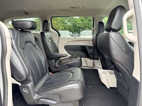 Used 2023 Chrysler Pacifica Touring-L FWD image 11