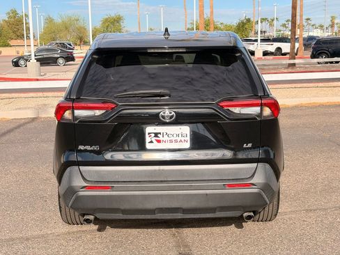 Used 2022 Toyota RAV4 LE FWD image 5
