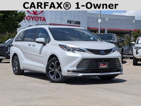 Used 2025 Toyota Sienna Platinum AWD/4WD image 2