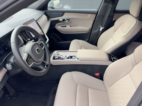 Certified 2025 Volvo XC90 B5 Plus image 5