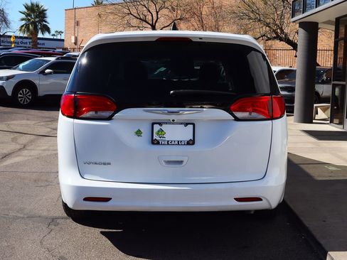 Used 2020 Chrysler Voyager L image 11