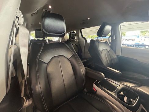 Used 2022 Chrysler Pacifica Touring-L image 26