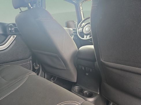 Used 2017 Jeep Wrangler Unlimited Sahara image 30