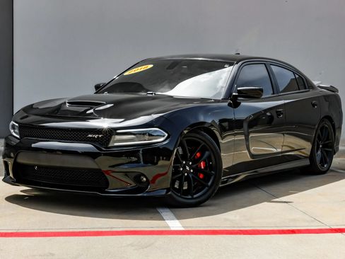 Used 2018 Dodge Charger SRT RWD image 4