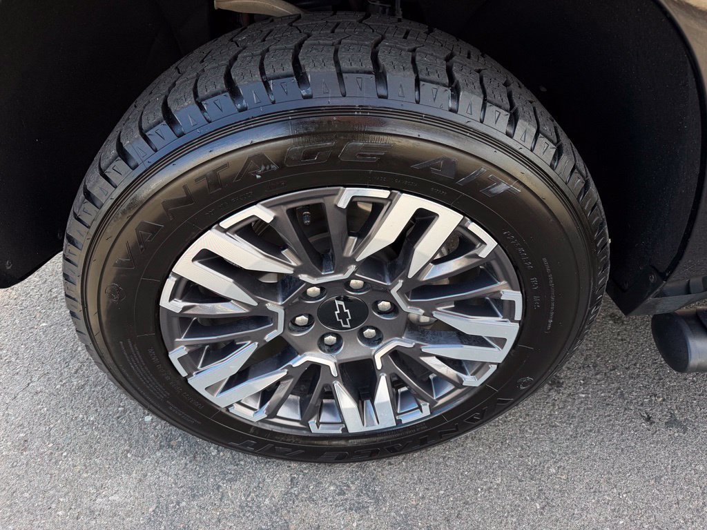 Used 2025 Chevrolet Suburban Z71 AWD/4WD image 9