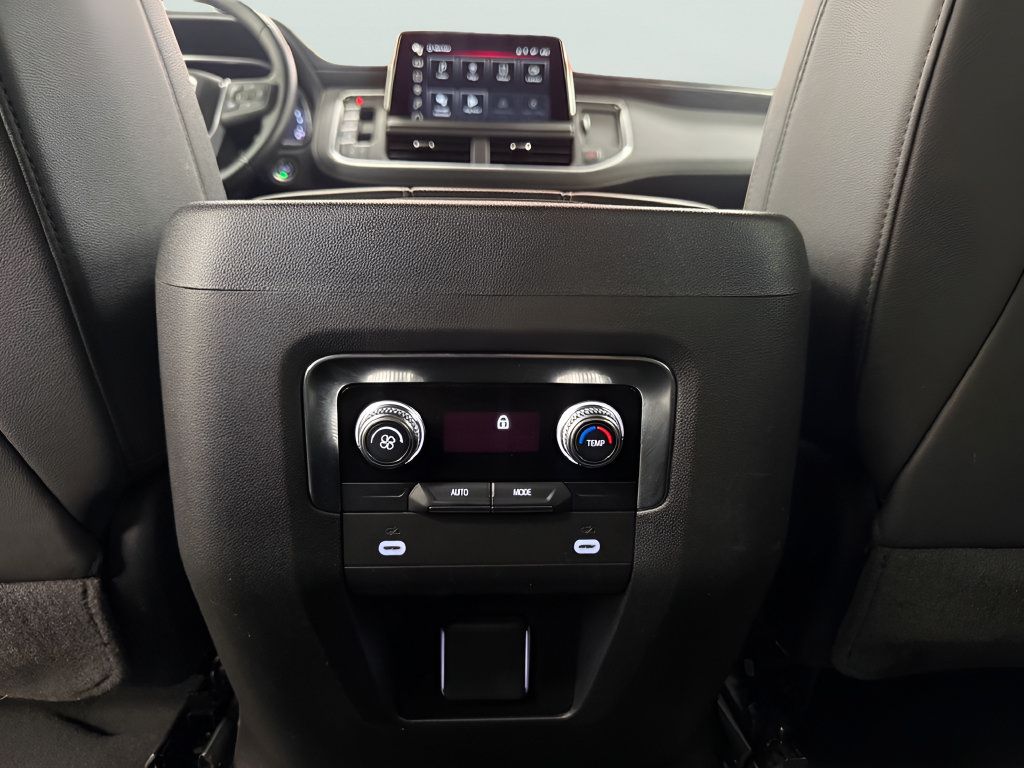 Used 2024 GMC Yukon SLT AWD/4WD image 28