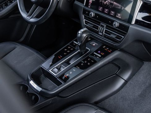 Certified 2022 Porsche Macan AWD/4WD image 30