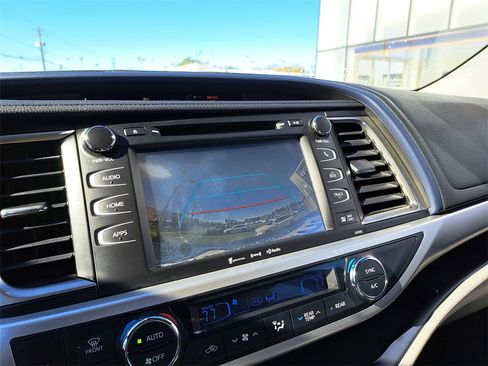 Used 2019 Toyota Highlander XLE image 12