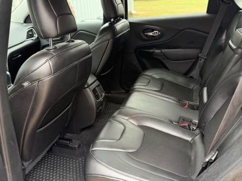 Used 2019 Jeep Cherokee Latitude Plus AWD/4WD image 6