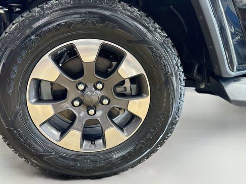 Used 2019 Jeep Wrangler Unlimited Sahara AWD/4WD image 30