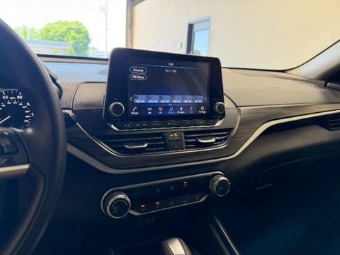 Used 2025 Nissan Altima 2.5 SV FWD image 15