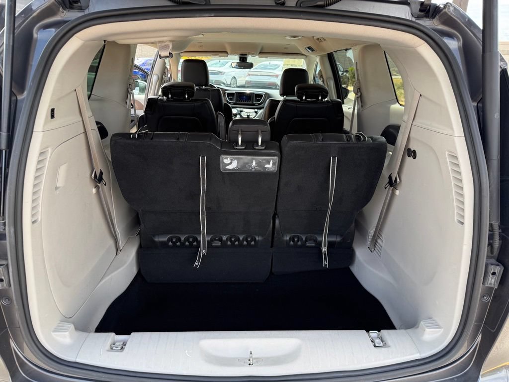 Used 2018 Chrysler Pacifica Touring-L FWD image 14