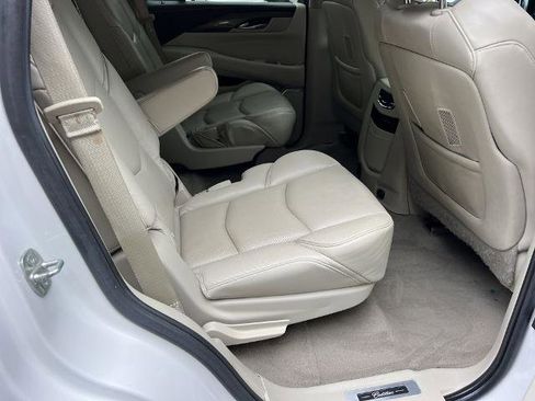 Used 2020 Cadillac Escalade Luxury AWD/4WD image 16