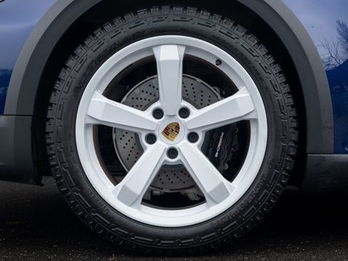 Certified 2024 Porsche 911 Dakar image 14