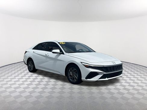 Used 2024 Hyundai Elantra SEL FWD image 3