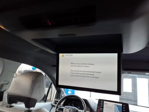 Used 2023 Toyota Sienna XSE w/ XSE Plus Package image 16