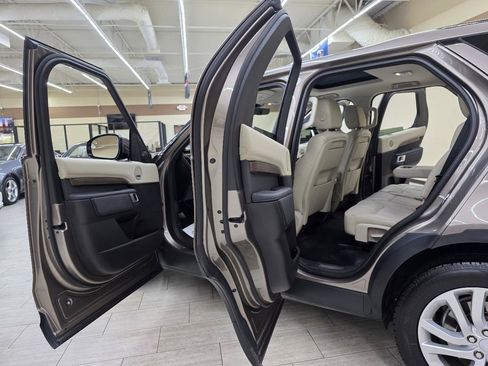 Used 2017 Land Rover Discovery HSE AWD/4WD image 18