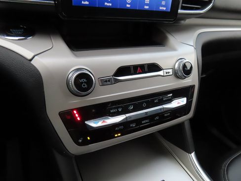 Used 2023 Ford Explorer XLT w/ Equipment Group 202A image 25