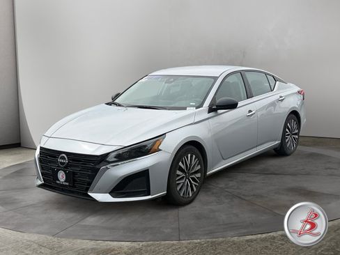 Used 2024 Nissan Altima 2.5 SV FWD image 3
