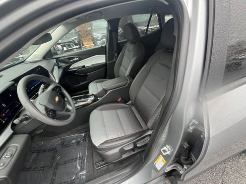 Used 2025 Chevrolet Trax LT image 30