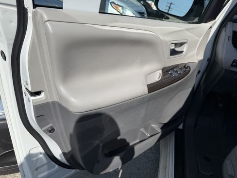 Used 2018 Toyota Sienna XLE w/ XLE Navigation Package FWD image 12