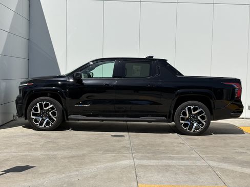 Used 2025 Chevrolet Silverado EV RST AWD/4WD image 4