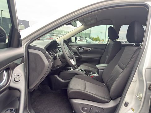 Used 2019 Nissan Rogue SV w/ Premium Package FWD image 11