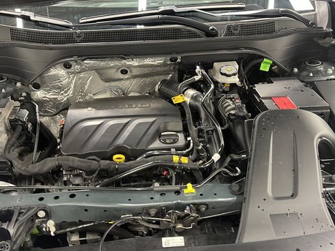 Used 2025 Chevrolet Trax LT FWD image 25