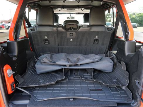 Used 2018 Jeep Wrangler Unlimited Rubicon w/ Cold Weather Group AWD/4WD image 9