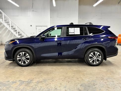 Used 2024 Toyota Highlander XLE FWD image 4
