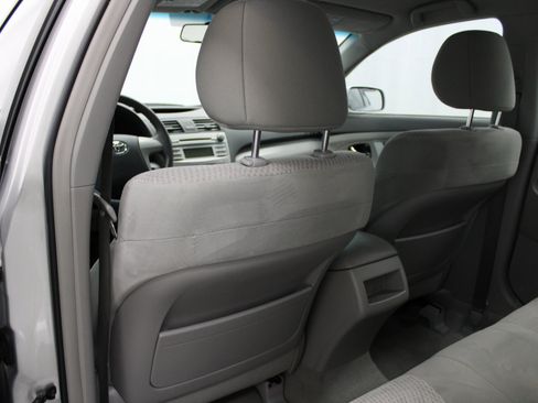 Used 2011 Toyota Camry LE image 19