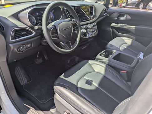 Used 2025 Chrysler Pacifica Select FWD image 17
