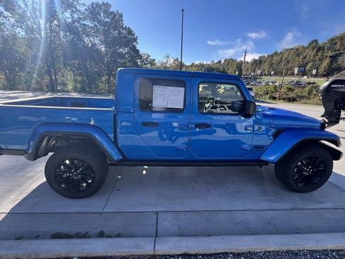 Used 2025 Jeep Gladiator Sport image 2
