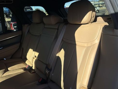 New 2026 Land Rover Range Rover SE image 8