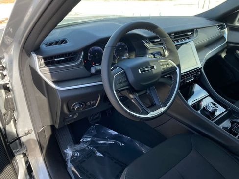 Used 2025 Jeep Grand Cherokee L Laredo image 12