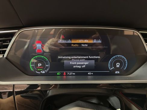 Used 2019 Audi e-tron Prestige w/ Prestige Package image 17