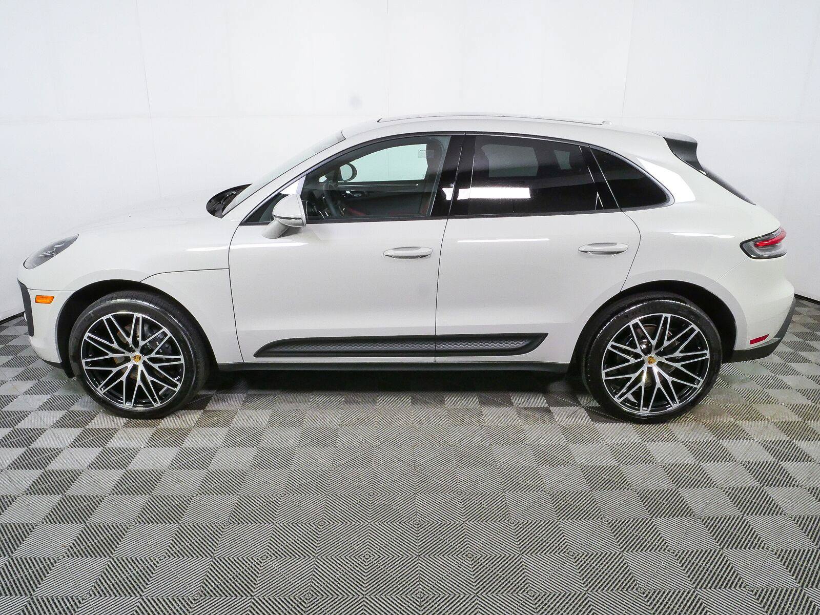 Certified 2026 Porsche Macan AWD/4WD image 2