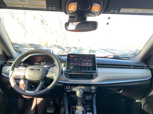 Used 2025 Jeep Compass Limited image 34