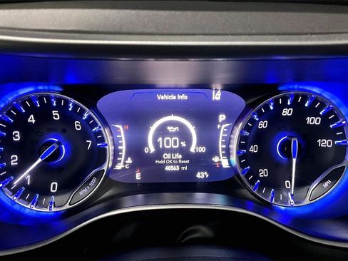 Used 2023 Chrysler Pacifica Touring-L image 14