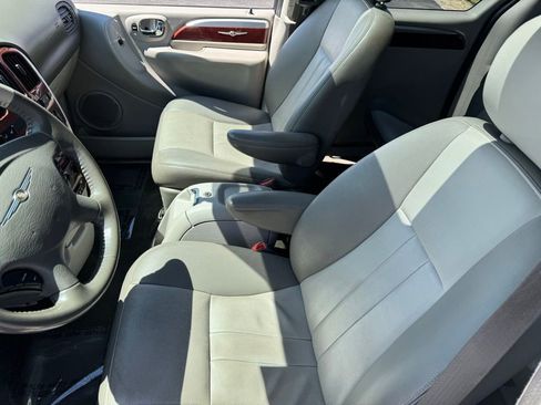 Used 2007 Chrysler Town & Country Touring FWD image 5
