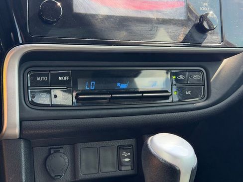 Used 2018 Toyota Corolla LE FWD image 22